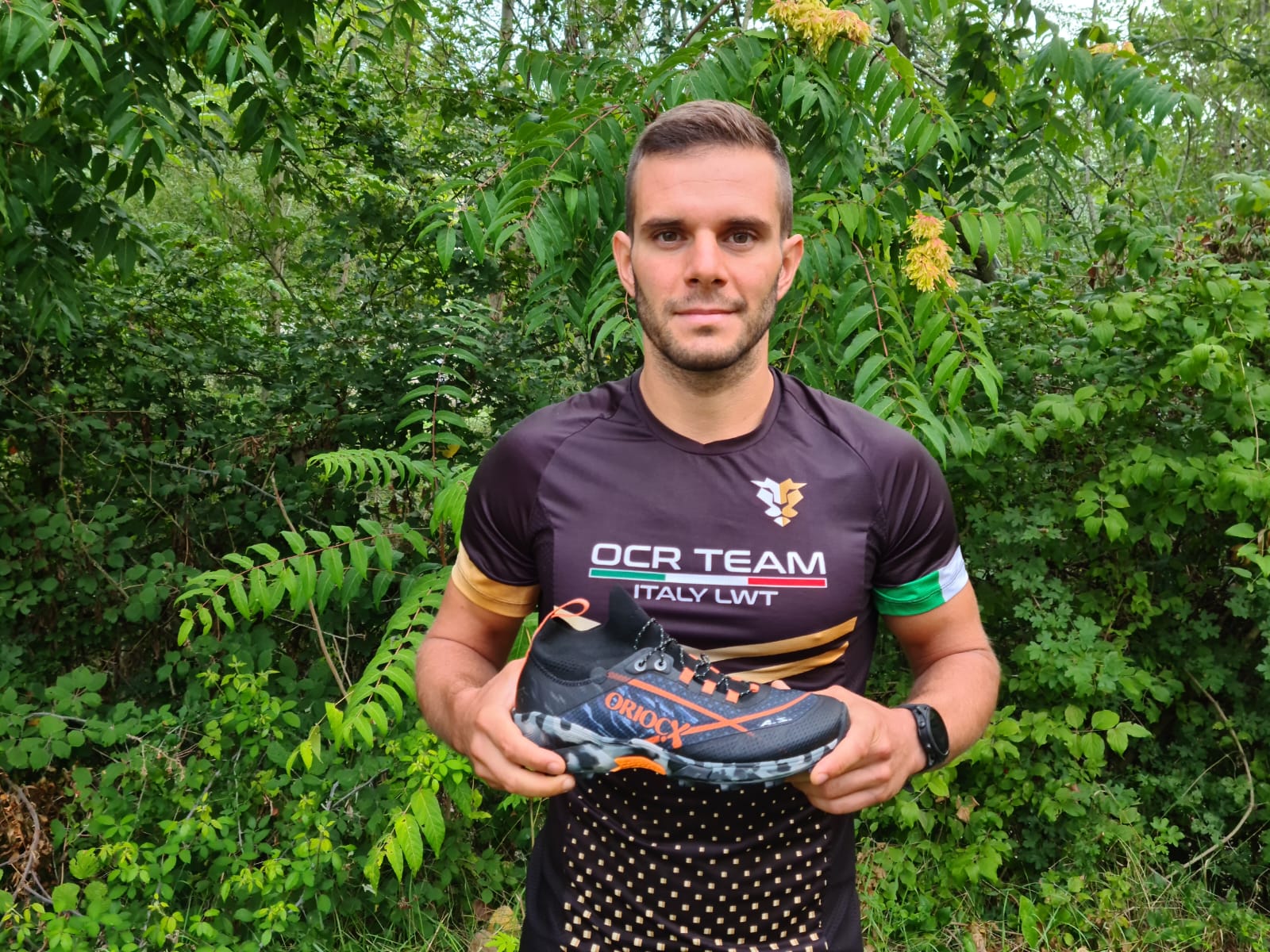 Manuel Moriconi sujetando sus nuevas zapatillas Oriocx