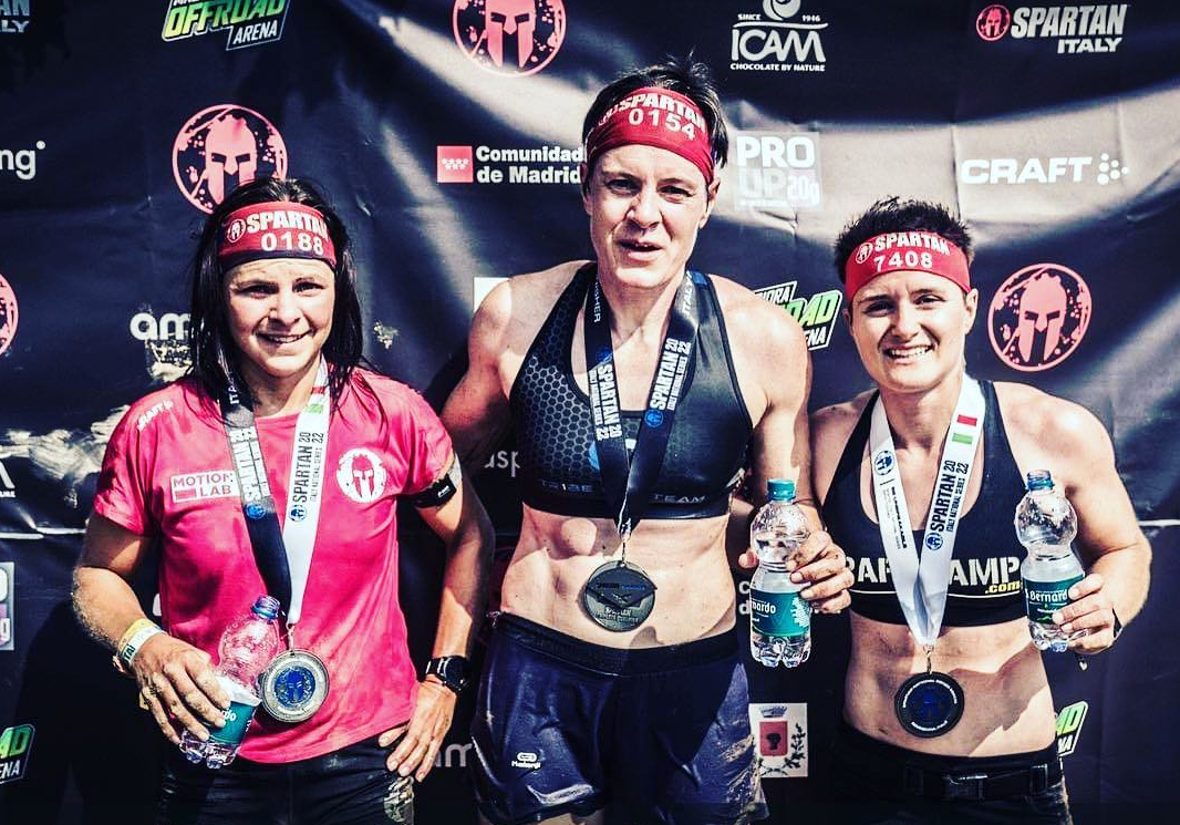 jezabel kremer ganando una carrera con sus zapatillas Oriocx